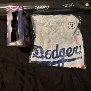 Freddie Freeman Bundle signed baseball bat, bobblehead, & replica jersey
